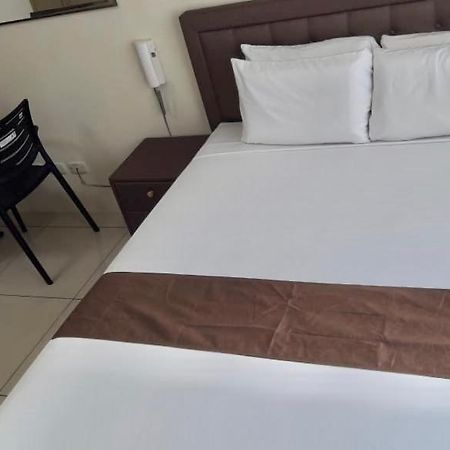 Studio Unit At The Breeze Residences Manila Esterno foto