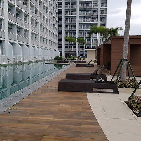 Studio Unit At The Breeze Residences Manila Esterno foto