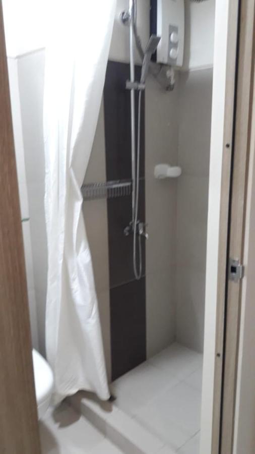 Studio Unit At The Breeze Residences Manila Esterno foto