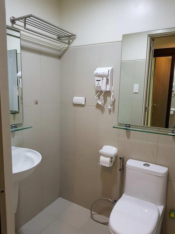 Studio Unit At The Breeze Residences Manila Esterno foto